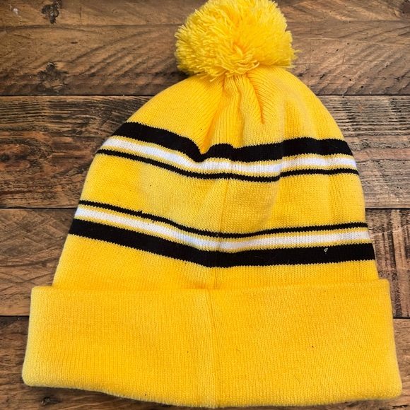 Los Angeles Lakers Jacquard Cuff Yellow Pom - Picture 2 of 3